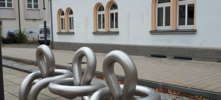 Yarngang meets metal loop at museum